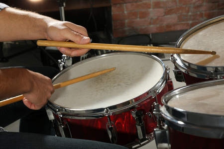 鼓手敲鼓图片