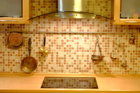 在厨房墙上的铜炊具图片
