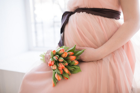 怀孕的女人,摸她的肚子照片