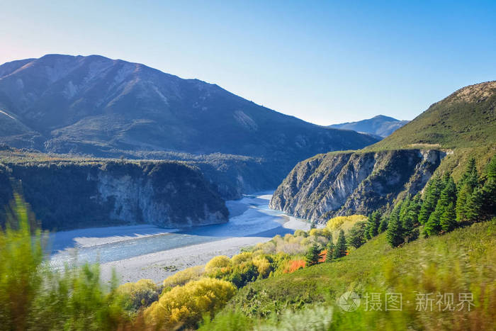 新西兰阿尔卑斯山峡谷和河流景观