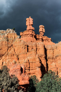 日落前红峡谷附近彩色砂岩地层的戏剧性景观, 美国犹他州的石林石