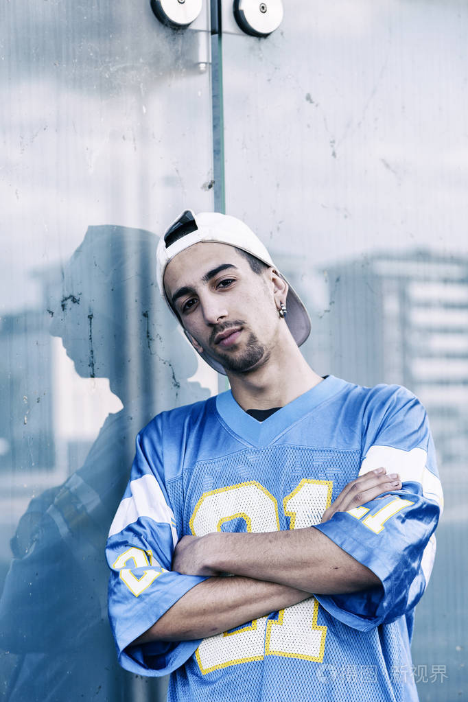 饶舌歌手被反映在郊外的蓝色镜子