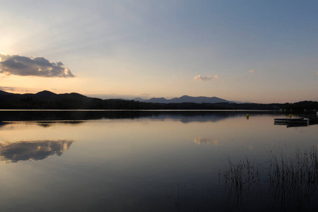 在 Banyoles 湖的日落