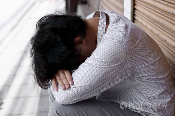 疲惫的压力亚洲商人弯腰低头