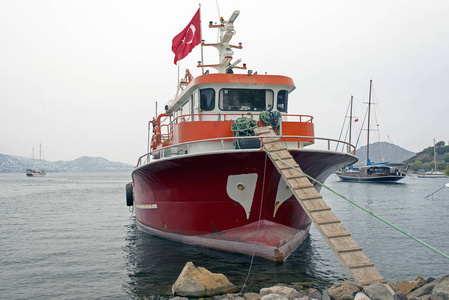 在土耳其博德鲁姆的造船厂, 渔船, 木船和轮船在升降机上