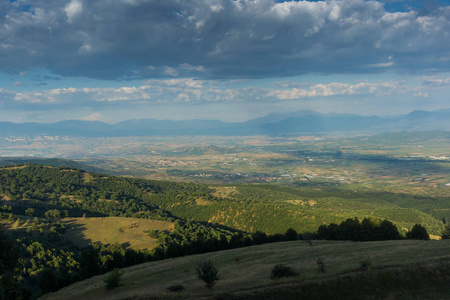 保加利亚布拉戈耶夫格勒地区 Ograzhden 山日落景观
