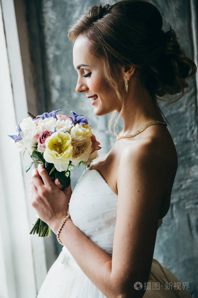 年轻美丽的新娘在室内摆姿势