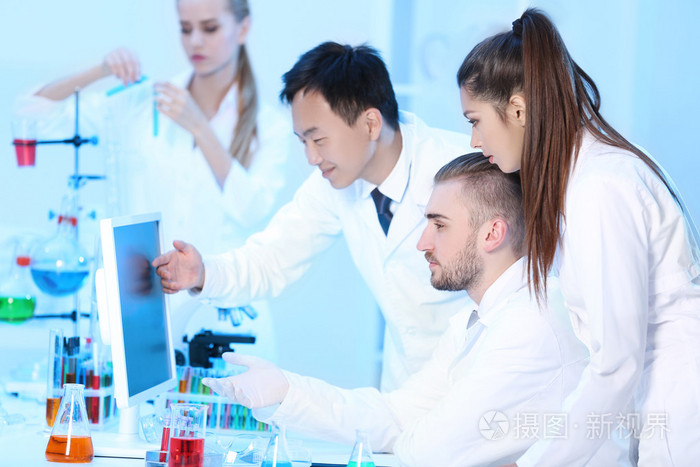 在实验室工作的医学技术人员