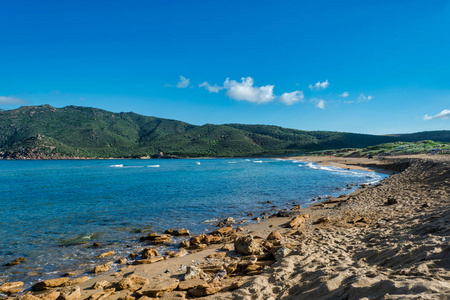 在夏日多云的早晨, 波尔图撒丁岛海岸和海滩的景色