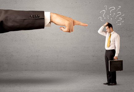 销售困惑困惑的员工得到老板的命令照片