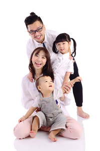一个幸福的亚洲家庭的室内肖像