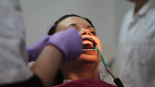女孩纠正牙齿在牙科诊所