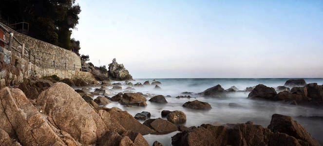 岩石与波布拉瓦海岸的景观海