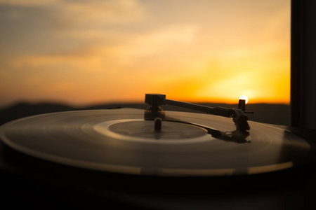老音响转盘乙烯基记录播放器的背景下, 在山上的日落.
