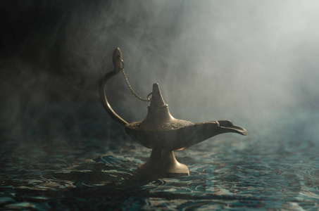 古色古香的阿拉丁一千零一夜精灵风格油灯与软光白烟, 黑背景.