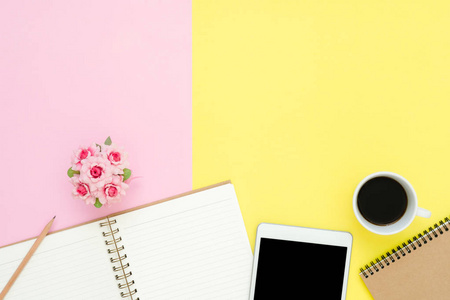 办公办公桌工作空间平面放置顶部视图照片的工作空间与空白的模拟片, 咖啡杯和笔记本在柔和的背景。粉彩粉红色黄色复制空间工作桌概念