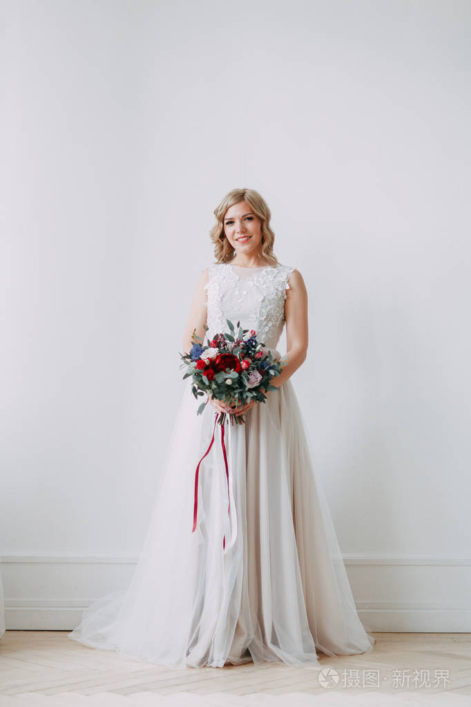 欧洲风格的婚礼.装饰和花束在手.年轻女孩站立, 坐和摆姿势