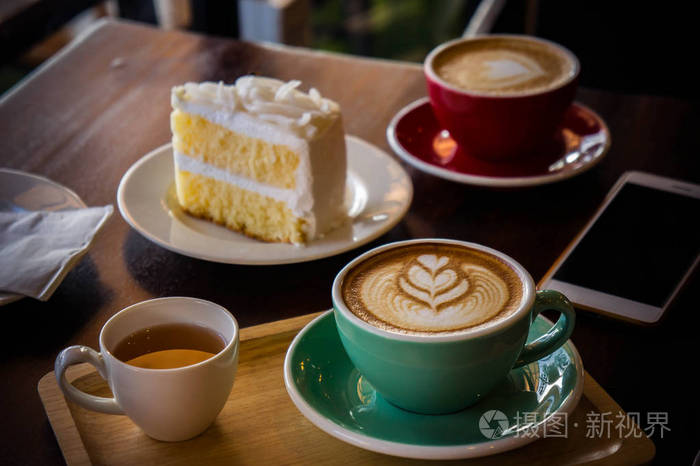 咖啡时间在木桌咖啡馆, 喝咖啡和可口的蛋糕照片-正版商用图片0pdq1e