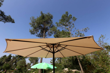 保护免受雨水和炎热的以色列太阳的保护伞