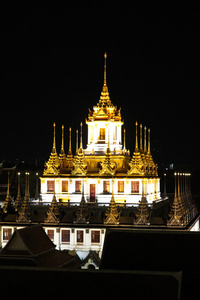 Loha 座金属宫在晚上在曼谷，泰国
