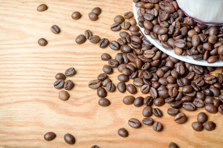新鲜的咖啡豆的制备木背景