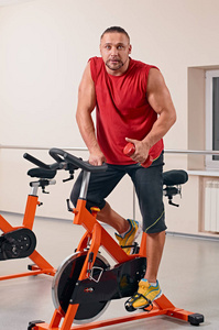自行车研究员在健身房骑自行车