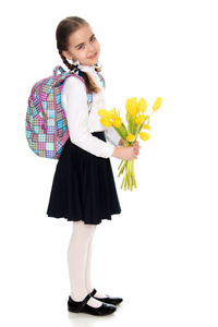女生的一束鲜花和一个背包上她资助自置居所