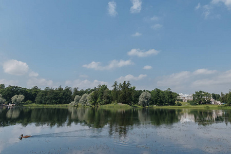 在天空中的云彩 Park.beautiful 湖。很酷的背景