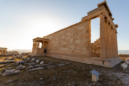 雅典卫城的 Erechtheum 寺遗址, 希腊在一个君下午更接近视图