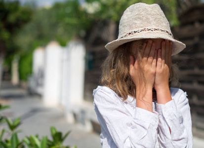 迷失在城市的小女孩照片