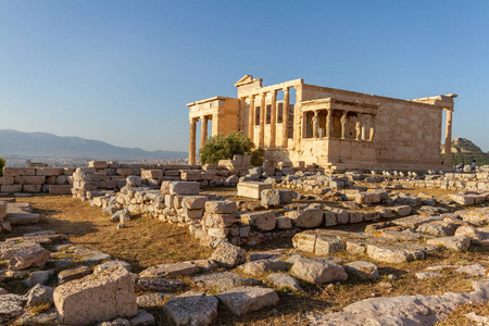 希腊雅典卫城的 Erechtheum 寺遗址在一个君下午