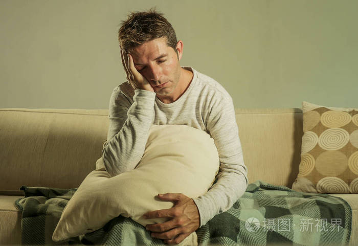 沙发沙发抱枕承受抑郁症和压力感觉悲惨的沮丧和生活方式的概念的思考