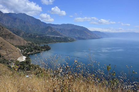 观阿迪特兰湖与三火山圣佩德罗, 阿迪特兰和佳你可以看到小村庄圣佩德罗和圣胡安在湖在危地马拉高地