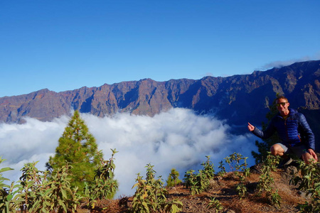 远足小径 Gr131 Ruta Volcanes 与一个年轻人的景观