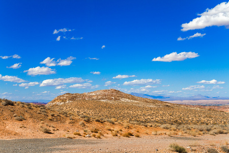 沙漠在南内华达州，其湛蓝的天空