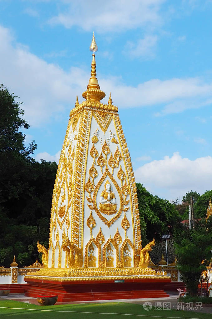 phrathat农bua寺在泰国乌汶省的蓝天白云上
