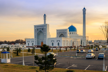 日暮时分，乌兹别克斯坦的新白色清真寺未成年人在塔什干