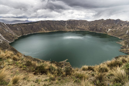 厄瓜多尔火山口内圆形湖 Quilotoa 全景图