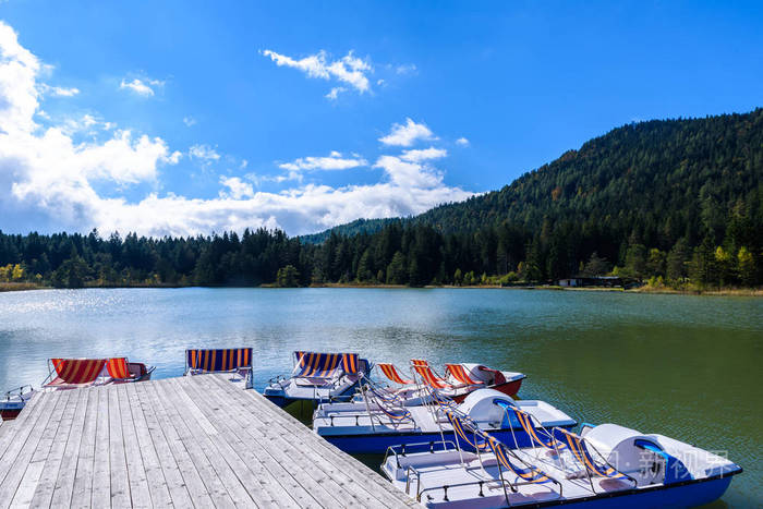 船在 Wildsee 湖在泽费尔德在 Tirol, 奥地利欧洲