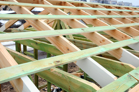 木结构建筑.木制的屋面工程施工.家的的照片.房屋建筑.