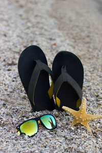 拖鞋, 太阳镜, 海星。夏季概念与海滩配件