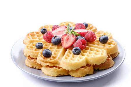 浆果混合, 草莓, 蓝莓, 覆盆子和红醋栗, 装饰在白色陶瓷板上的薄荷叶