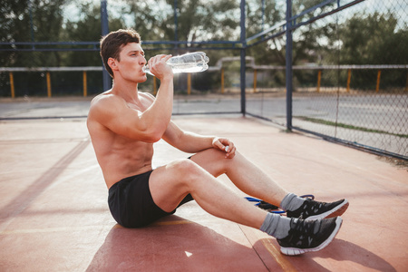 运动员在运动后喝水