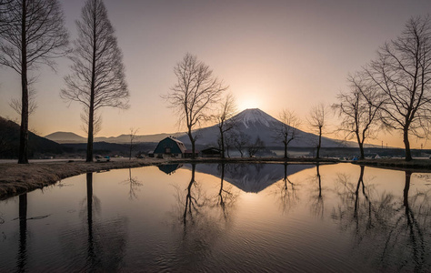 山富士从 Fumotopara 露营地, 富士宫市, 静冈县。钻石富士是夕阳与富士山高峰相遇的景观