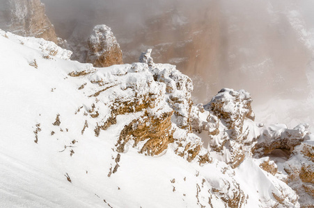 白云石阿尔卑斯山帕苏丰 Pordoi TrentinoAltoAdige 地区，意大利瓦尔迪 Fassa 毛巾的浴室附近从模