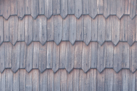 旧屋顶是用木制瓷砖做的。纹理。特写