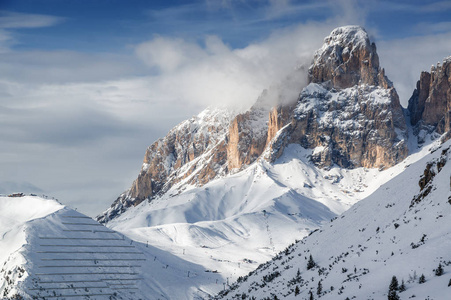 白云石阿尔卑斯山帕苏丰 Pordoi TrentinoAltoAdige 地区，意大利瓦尔迪 Fassa 毛巾的浴室附近从模