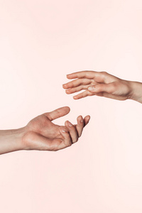 妇女和人的部份看法接近的手互相隔绝在粉红色背景
