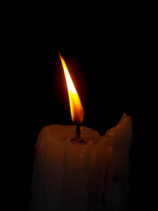 蜡烛火焰特写在黑暗背景下被隔绝