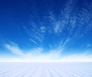 雪山和蓝蓝的天空